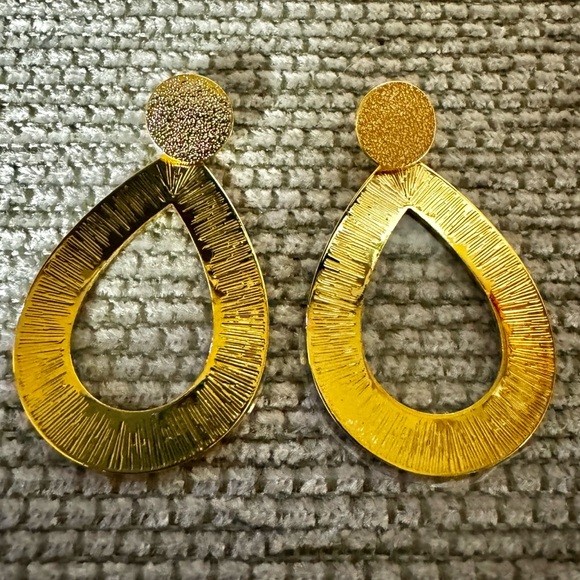 IRIS Earrings EMMA & CHLOE Gold Post Drop - Picture 3 of 6